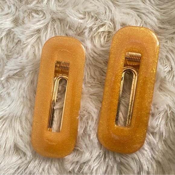 (: Accessories - ✨5/$20✨ 2 Clip Set